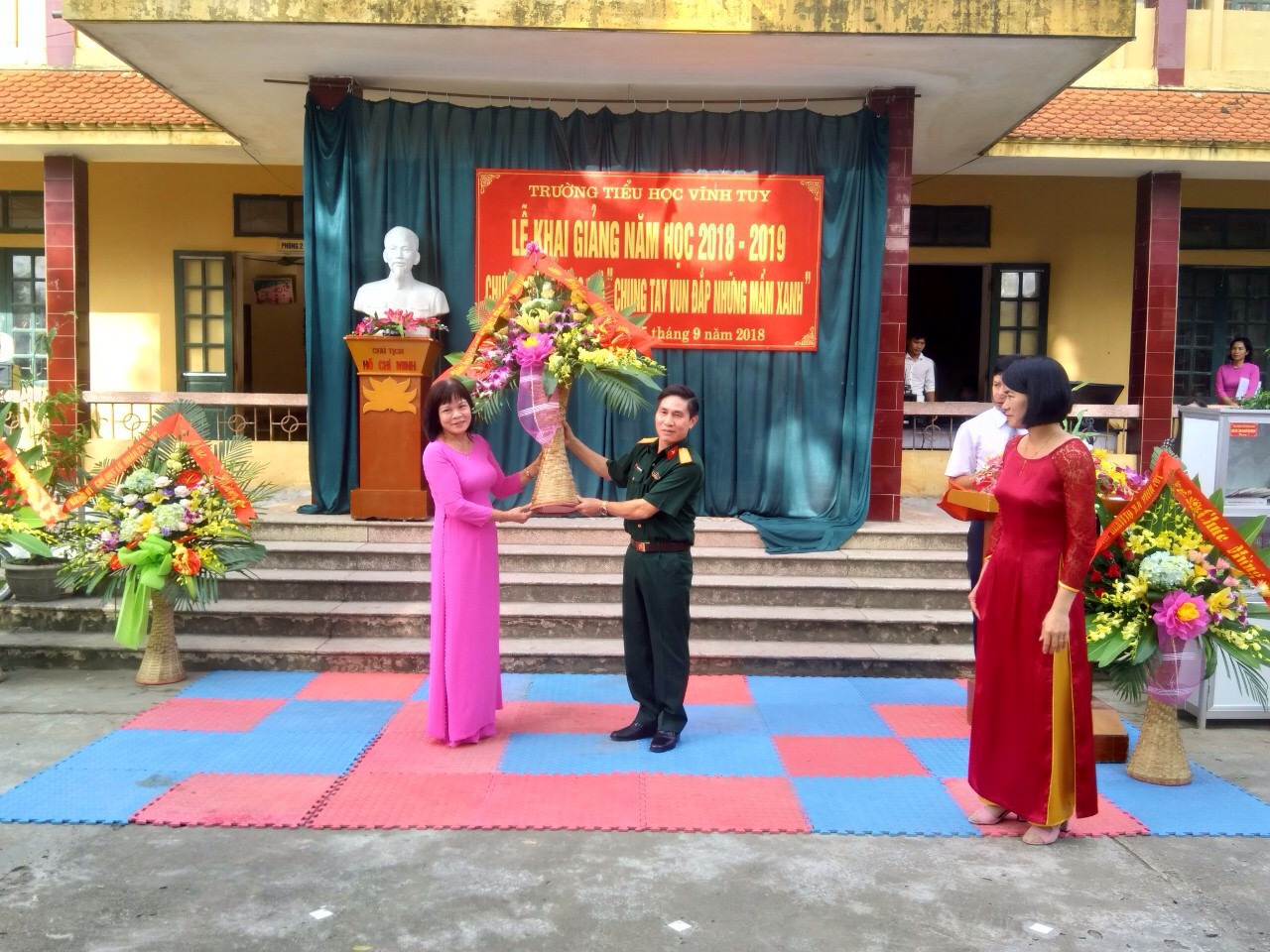 Đại tá Trần Quang Khanh - Phó Chính Ủy- Bộ chỉ huy quân sự Tỉnh Hải Dương tặng hoa